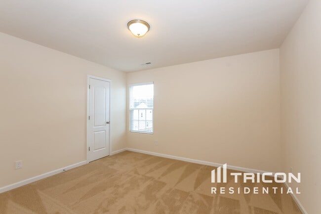 Building Photo - 1361 Waylon Ave