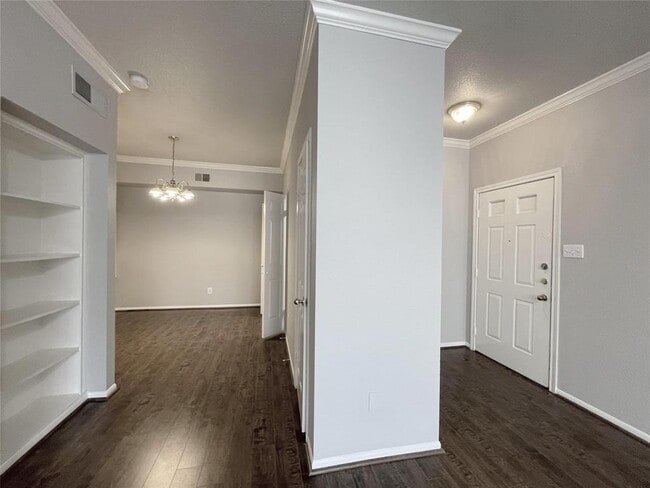 Building Photo - 2255 Braeswood Park Dr