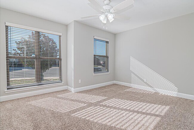 Building Photo - 705 E 96th St