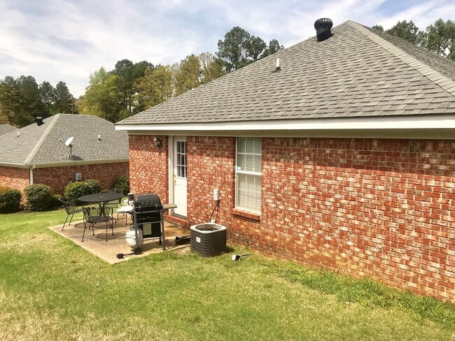 Building Photo - 112 Carrollton