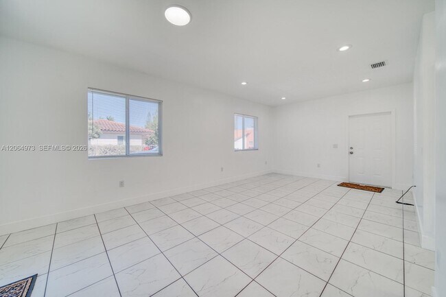 Building Photo - 14708 NE 7th Ave