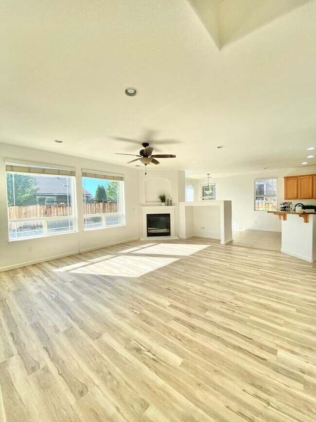 Building Photo - Spacious 4 Bedroom Home in Sparks Near Wingfield