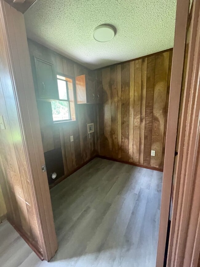 Building Photo - 3 Bed/1.5 Bath Brick House