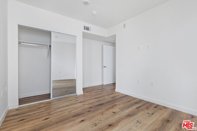 Building Photo - 5229 Willowcrest Ave