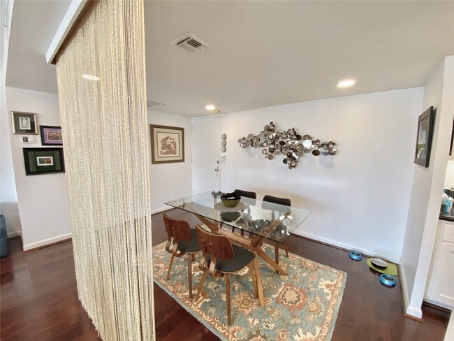 Building Photo - 2016 Main St