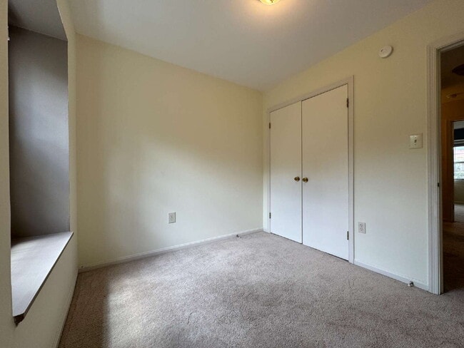 Building Photo - Delightful End-Unit Townhome in Courts of ...