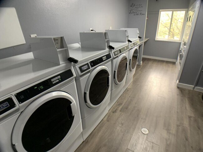 Building Photo - 1250 Golden Cir