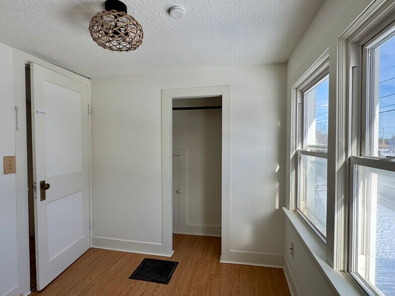 Building Photo - 1802 Perry Hwy