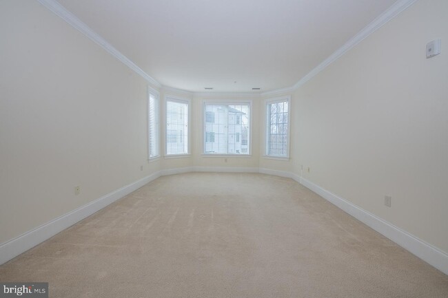Building Photo - 5303 Parkview Dr