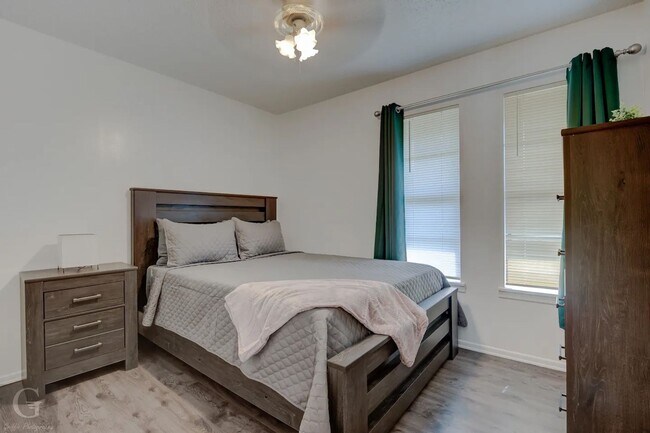 Building Photo - Fully Furnished All Bills Included - 2 bed...