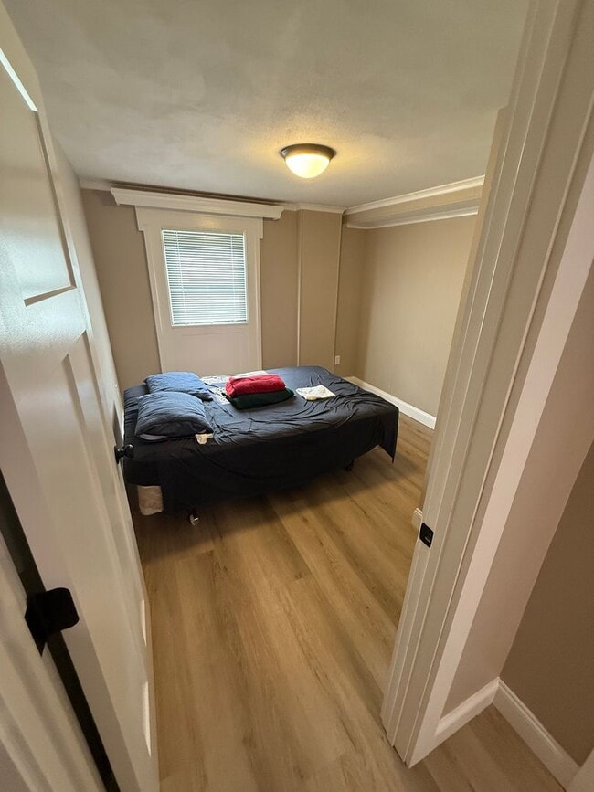 Building Photo - Available Newly Renovated 2 Bedroom and 1....