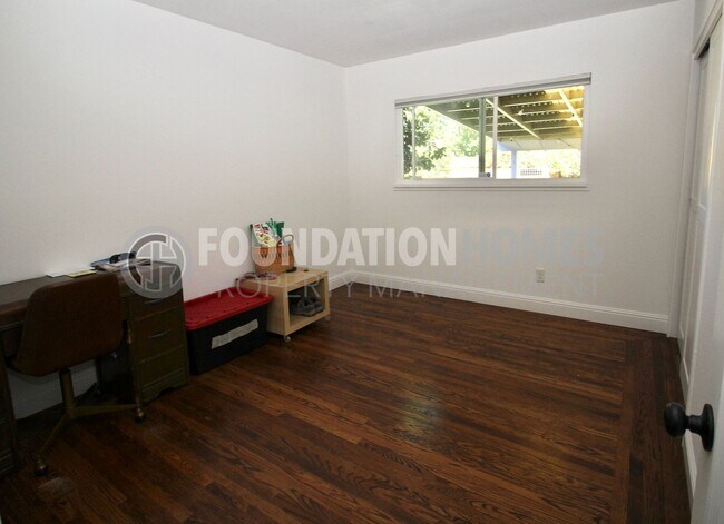 Building Photo - Charming 3 bed, 2 bath home nestled on a l...