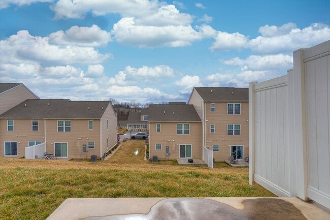 Building Photo - Oak Tree Townhome | 4 Bed, 4.5 Bath | Available Now!