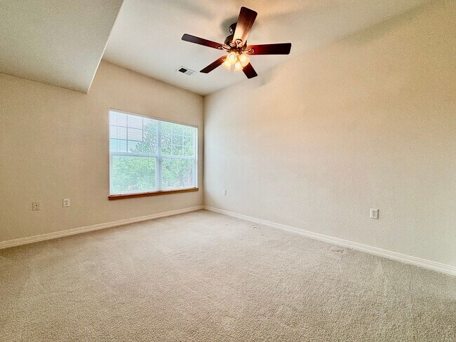 Building Photo - Beautiful 2 Bed 1 Bath Haven in Central Fort Collins!