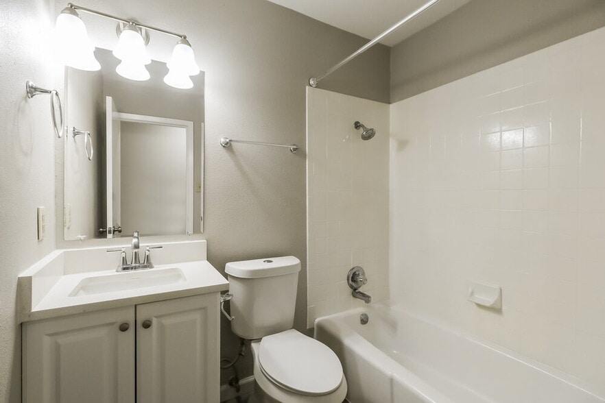 Building Photo - 114 Cloverleaf St