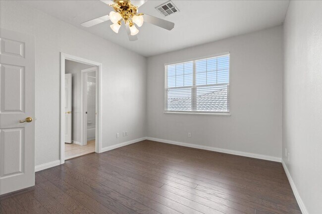 Building Photo - Expansive 4 Bedroom Home with a Pool and L...