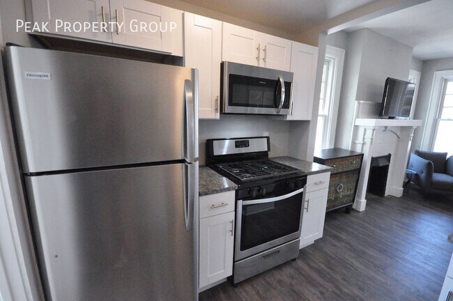 Building Photo - Available Now! Located in the Short North!...