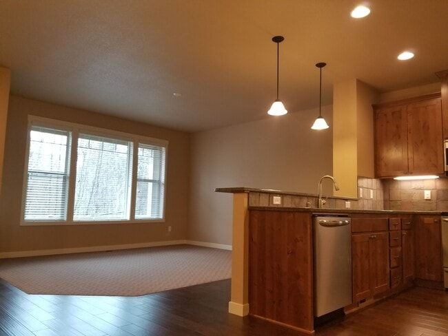 Building Photo - High end town home in perfect location