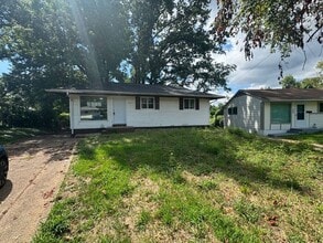 Building Photo - Freshly renovated 4bed/1bath