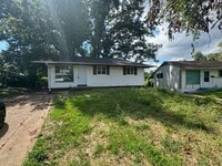 Building Photo - Freshly renovated 4bed/1bath