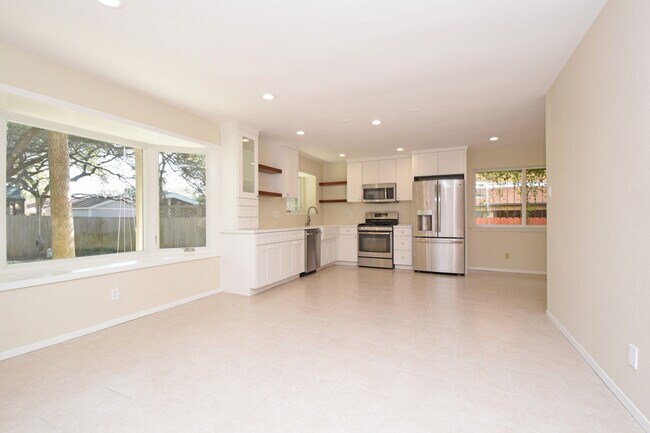 Building Photo - 4/3 w/ Fenced yard & enclosed patio!