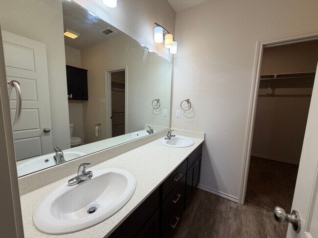 Building Photo - Luxury Town House in Southwest Lubbock