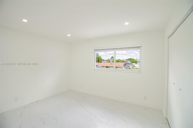 Building Photo - 5235 SW 40th Ave