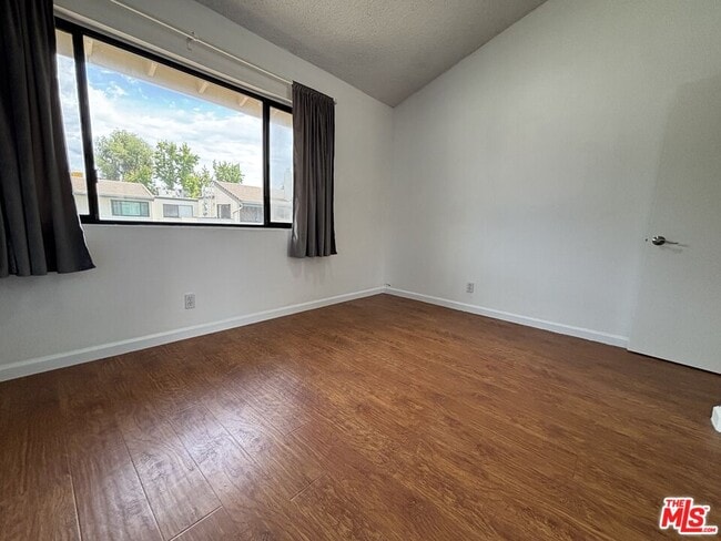 Building Photo - 10574 Sunland Blvd