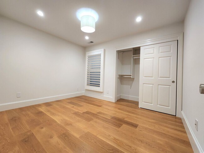 Building Photo - Updated Home Available Now in Downtown Pal...