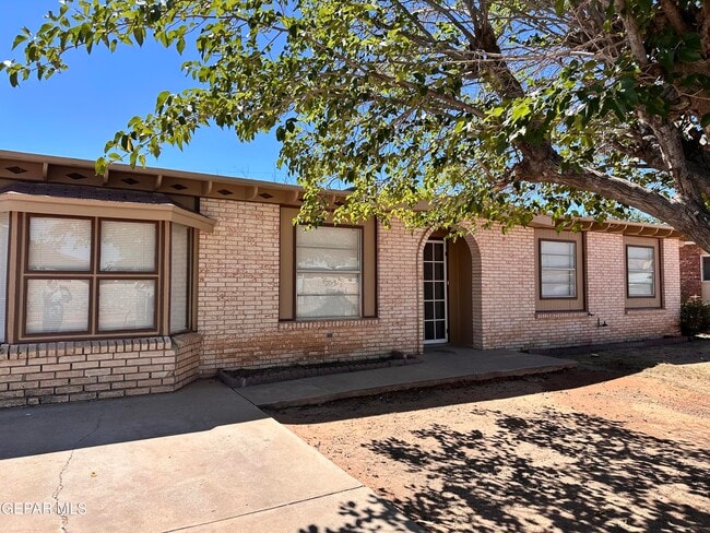Primary Photo - 5520 Salem Dr