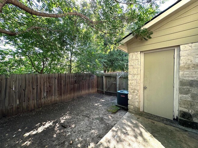 Building Photo - 2203 Creekside Ln