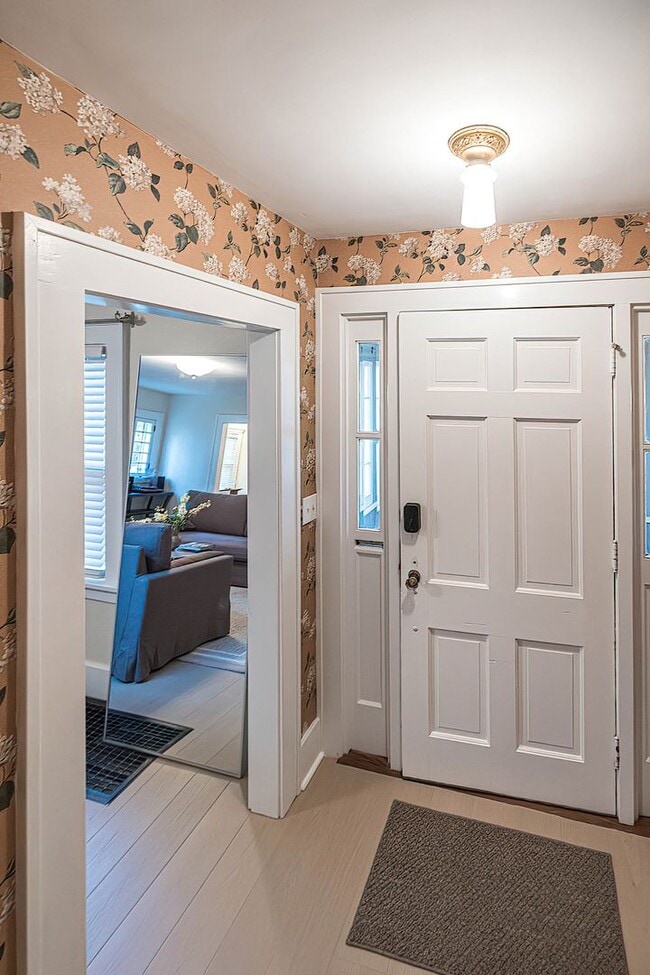 Building Photo - Quaint 4 bedroom Erie Home with Central Air & Garage Parking