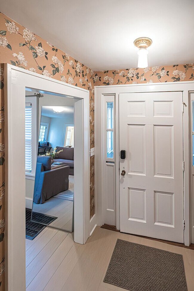 Building Photo - Quaint 4 bedroom Erie Home with Central Air & Garage Parking (Month to Month available)