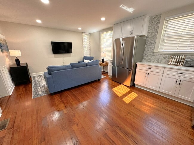 Building Photo - 3 Bed 1 Bath Modern Home