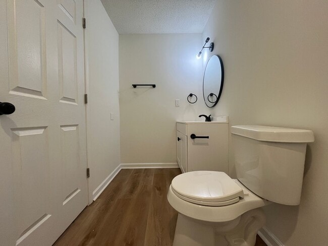 Building Photo - Newly Renovated Studio!