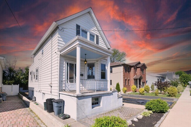 Building Photo - 241 Maple St