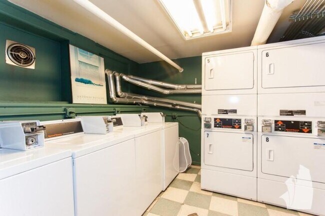 Building Photo - 2 bedroom in Chicago IL 60610