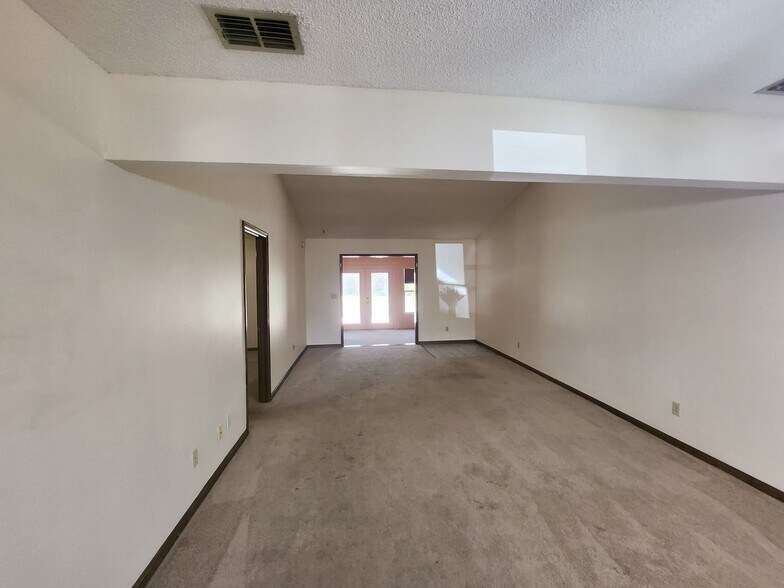 Vaulted Ceilings and spacious! - 35097 Whispering Oaks Blvd