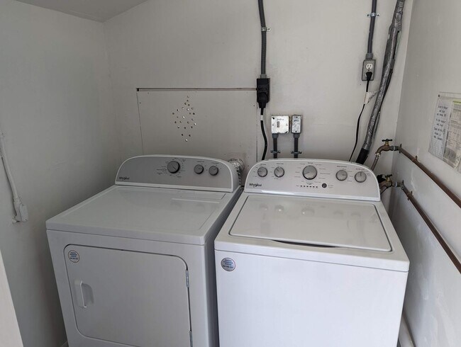 Building Photo - Nicely updated large condo