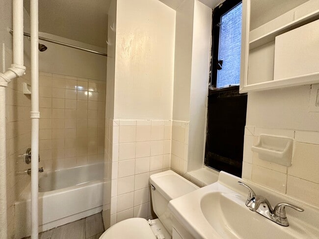 Building Photo - 539 W 49th St