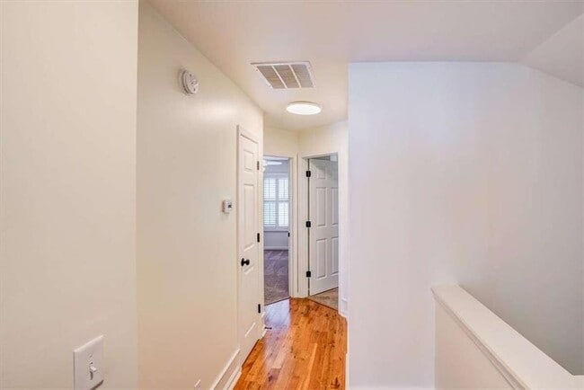 Building Photo - 142 Stoneforest Dr