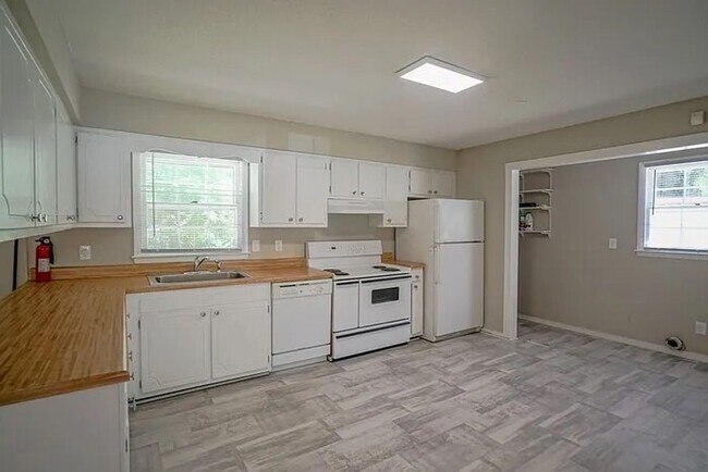 Building Photo - Charming 3BD, 1.5BA Garner Home Near White Oak Crossing