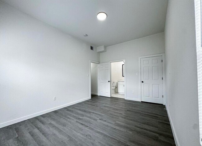 Building Photo - 328 Clearwater St