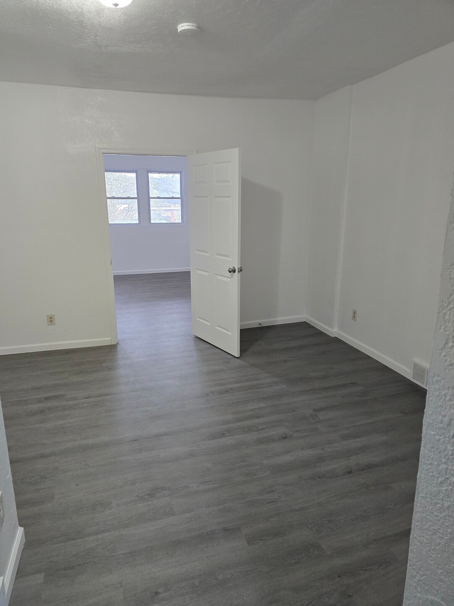 Living room looking at bedroom - 1508 Woodmont Ave