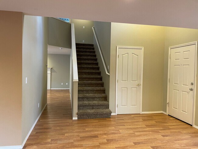 Building Photo - Adorable 4 Bedroom 2.5 Bath Home in Fisher's Landing! Fully Fenced Backyard! Mountain View High S...