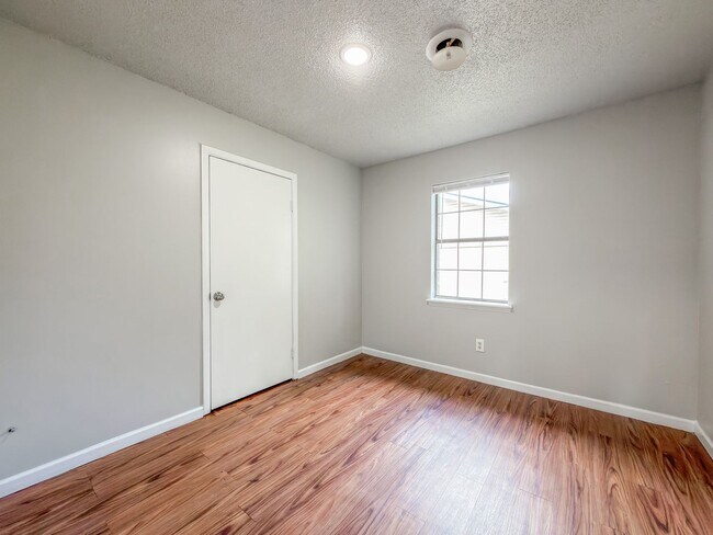 Building Photo - 2802 Grinnell Ave