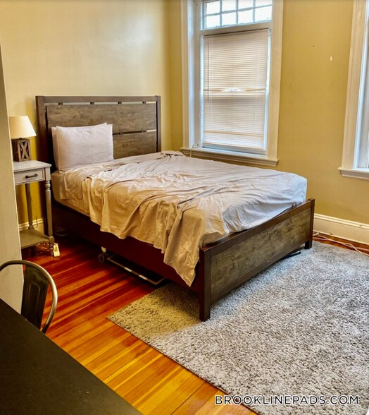 Building Photo - 10 Strathmore Rd