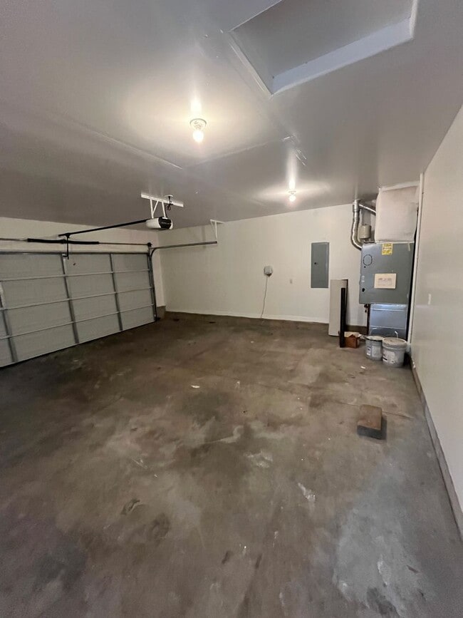 Building Photo - 3 bedroom, 2 bathroom single story home in...
