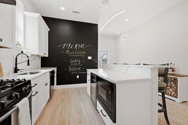 Building Photo - Detached Luxury 4BR/3B Retreat with Skyline Rooftop Deck, Wet Bars, Driveway & Massive Yard