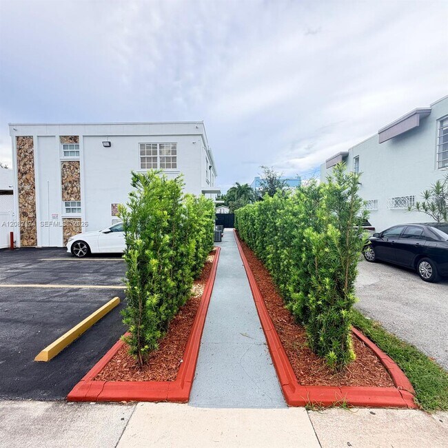 Building Photo - 2015 SW 27th Ave